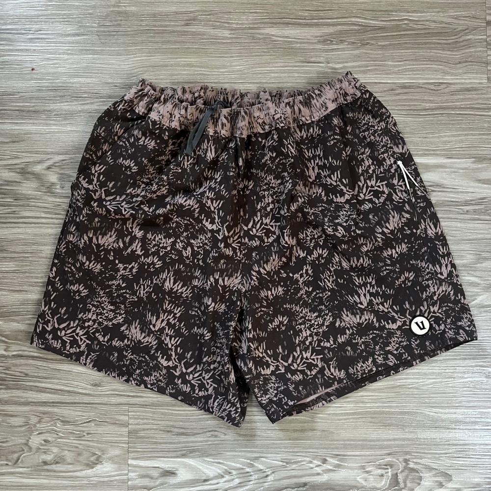 Vuori Banks Shorts Mens XL Grey Pink Abstract Print Athletic Training V3016